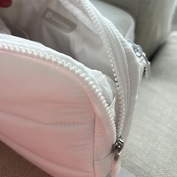The Lululemon Everywhere Belt Bag Wunder Puff. - Picture 15 of 17